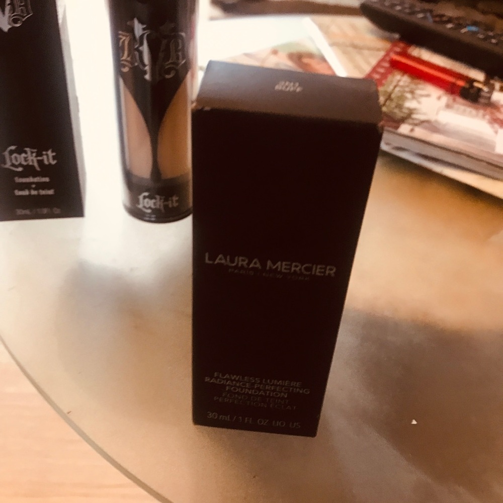 Laura Mercier foundation - Picture 3 of 3